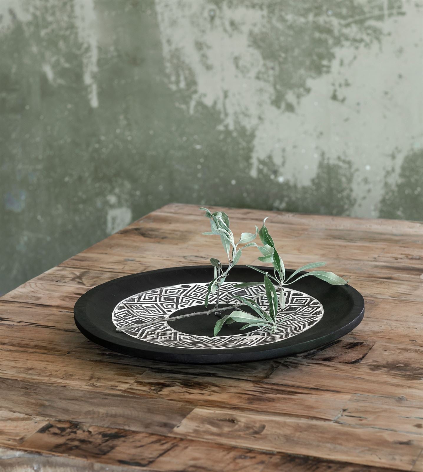 Large ML 430846 Tribal plate black sf1 DTP 5007512583094