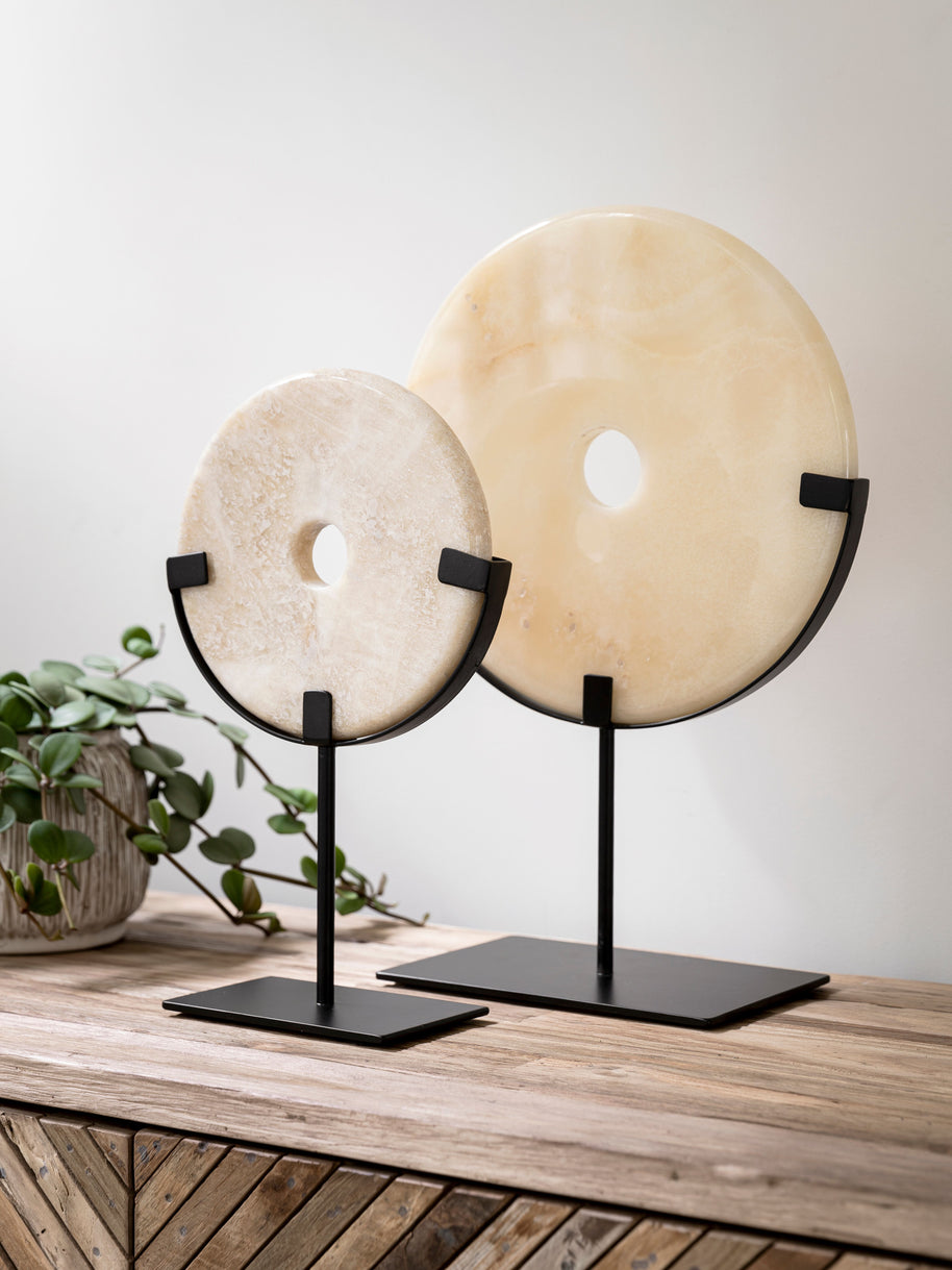 Coin Onyx on a stand