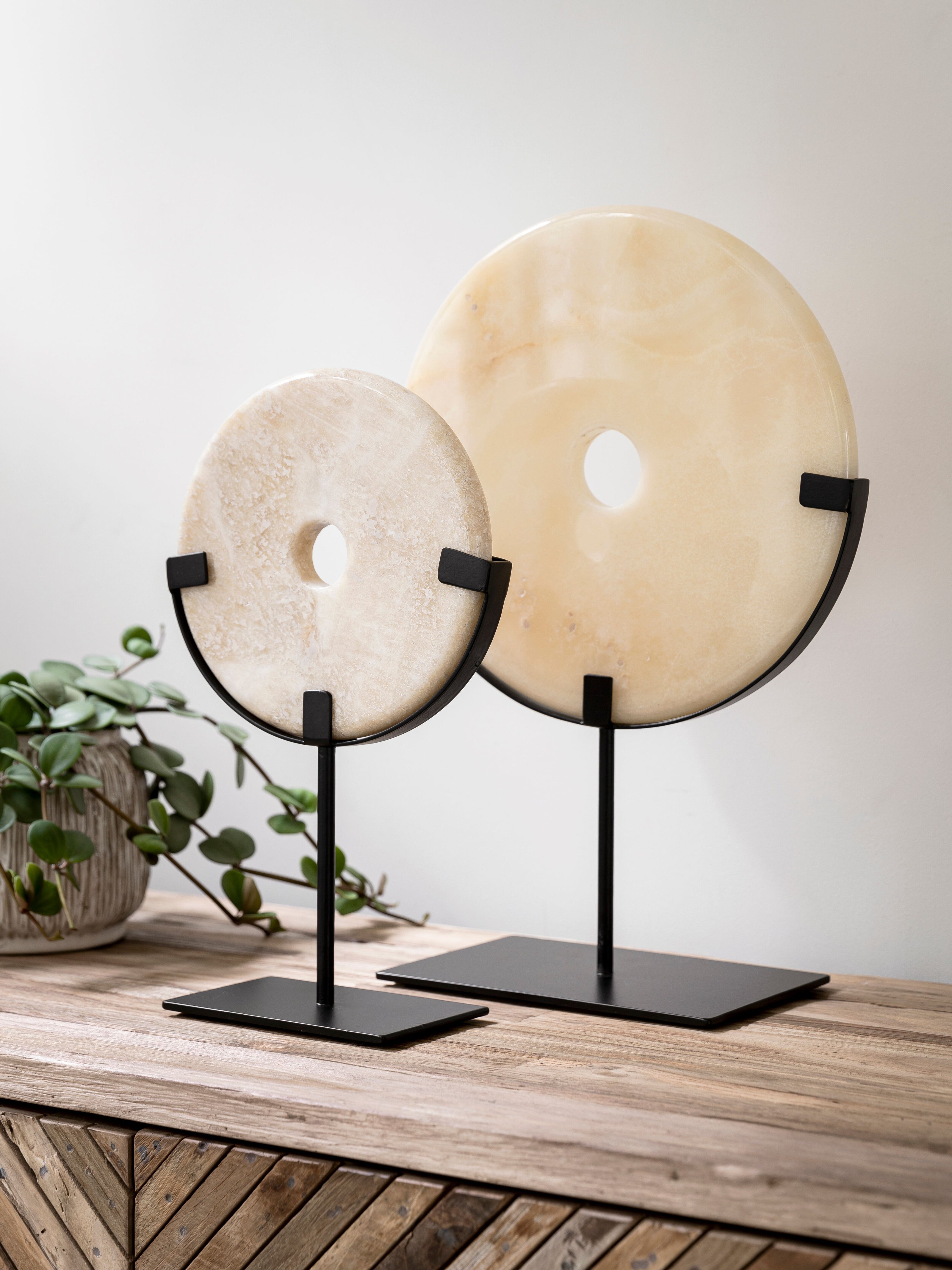 Coin Onyx on a stand